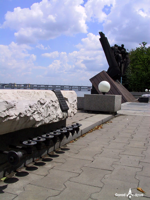 Набережна. Пам'ятник воїнам, які загибли у Афганській війні  Набережная