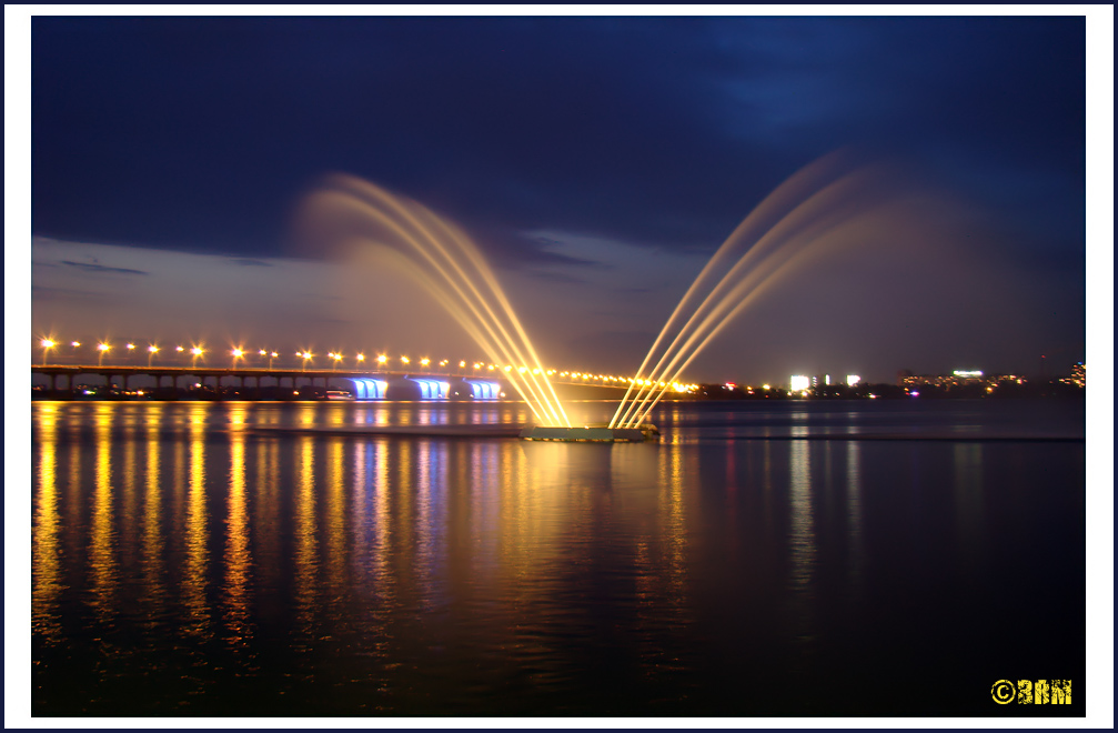 ̳      ,     ....   :) The bridge in the fountain`s beams