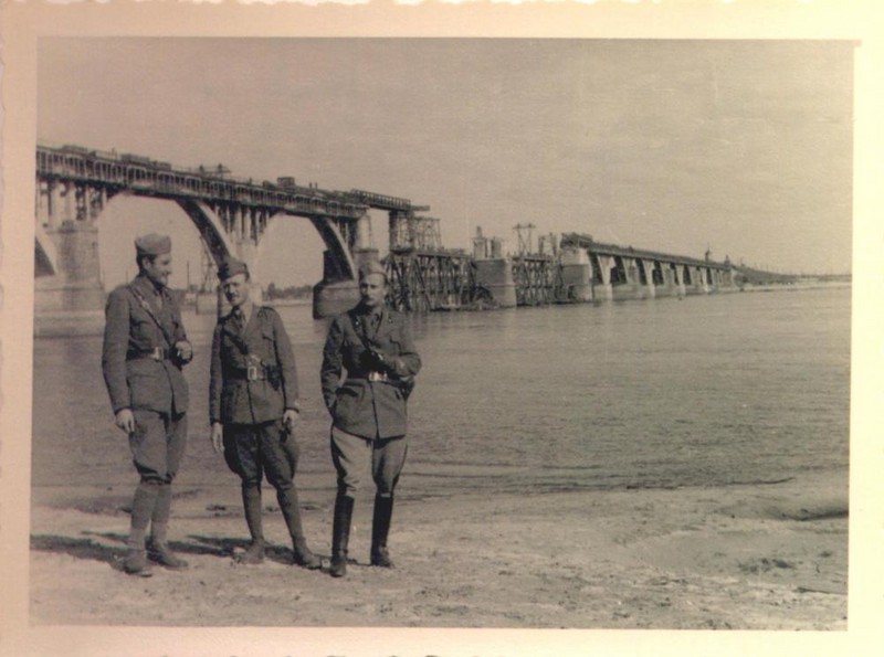 Осінь 1941 Итальянцы на фоне разрушенного моста. Фтография сделана  на Комсомольском острове осенью 1941г. во время проведения оккупационными войсками 