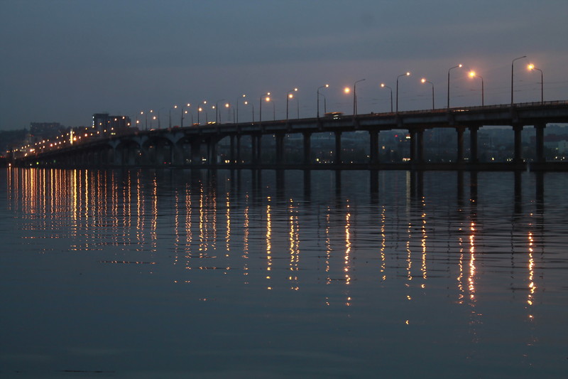 Міст запалює ліхтарі  