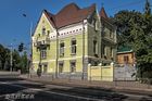На пагорбі.