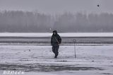 По краю.