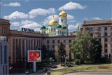 В центре :)
