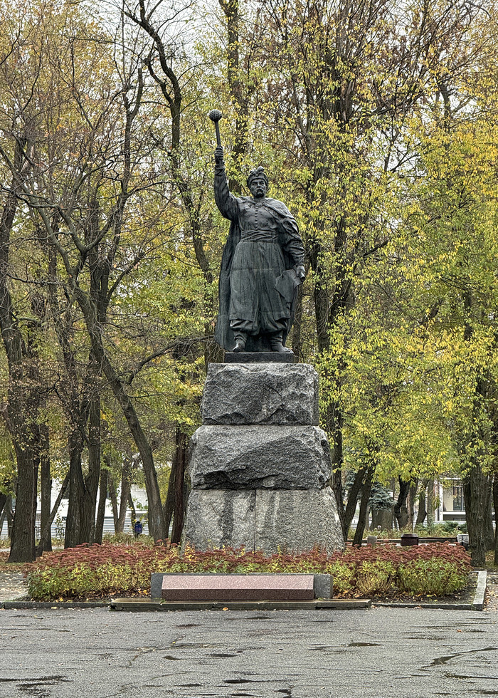 631-й день війни. Пам'ятник Богдану Хмельницькому  