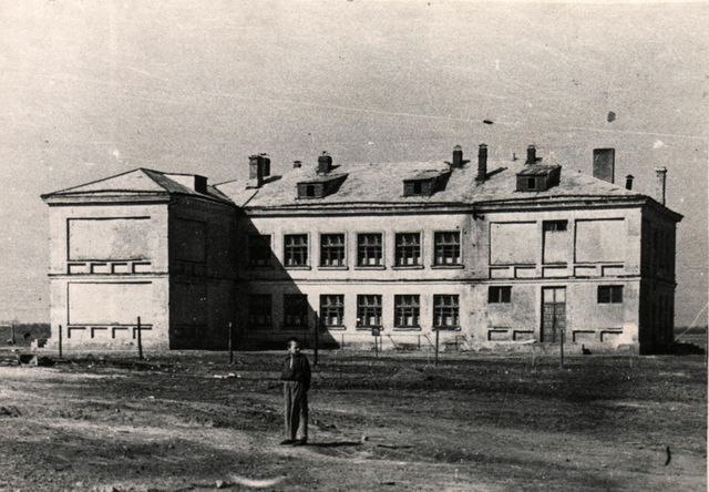  ,   (),    1940  80              