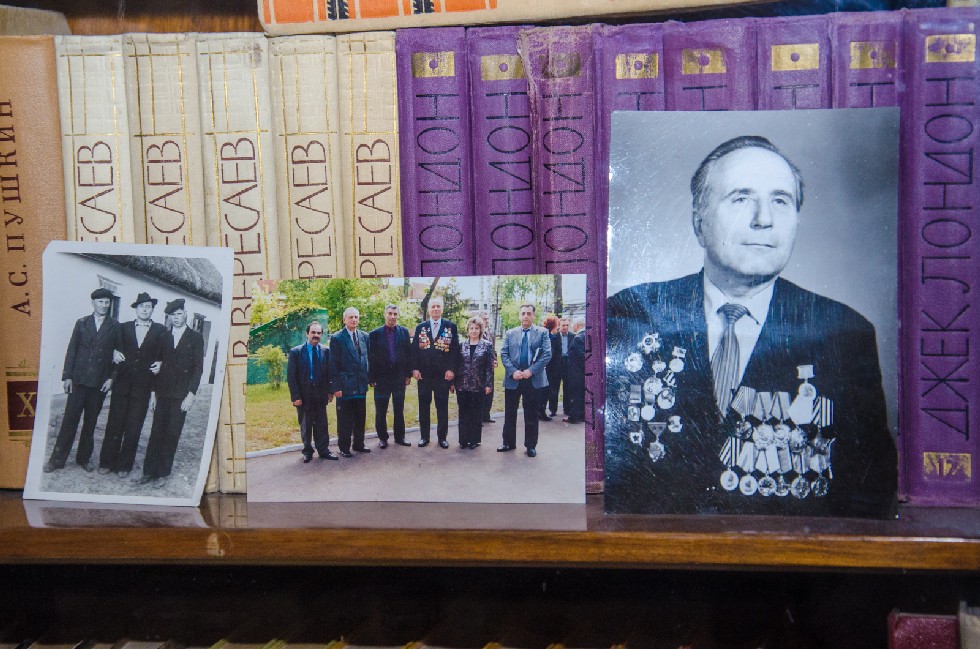  г    :         