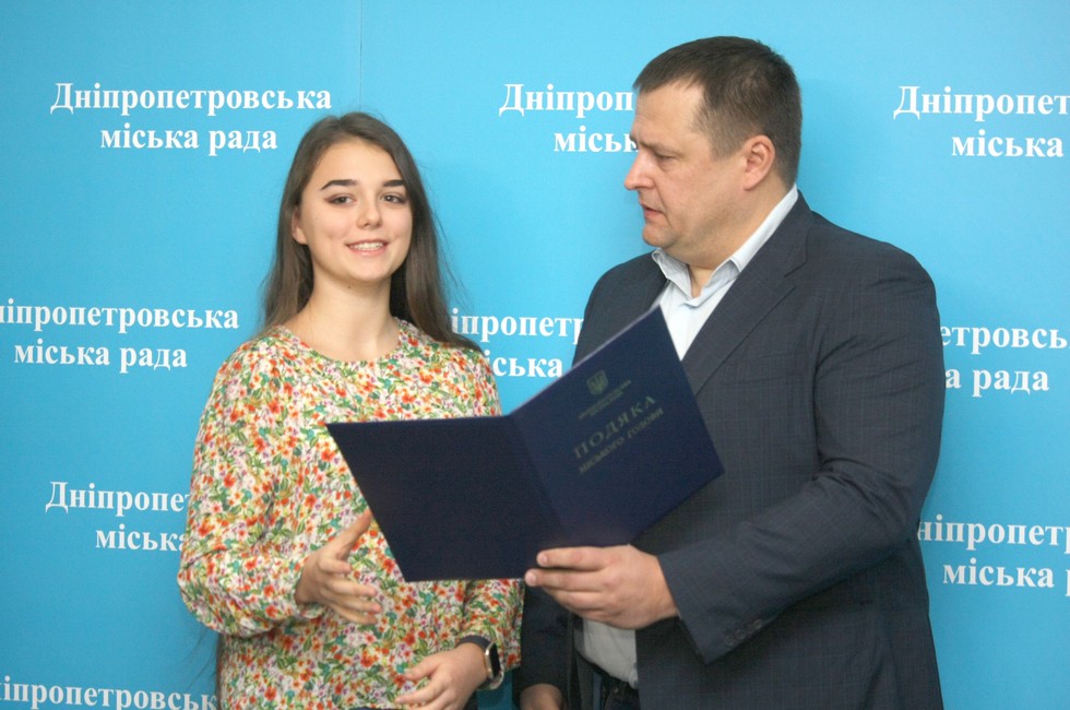   Գ    