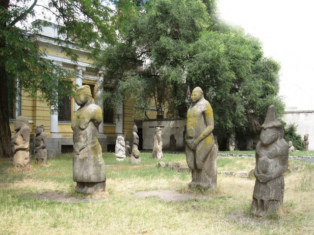 Каменные бабы возле исторического музея.