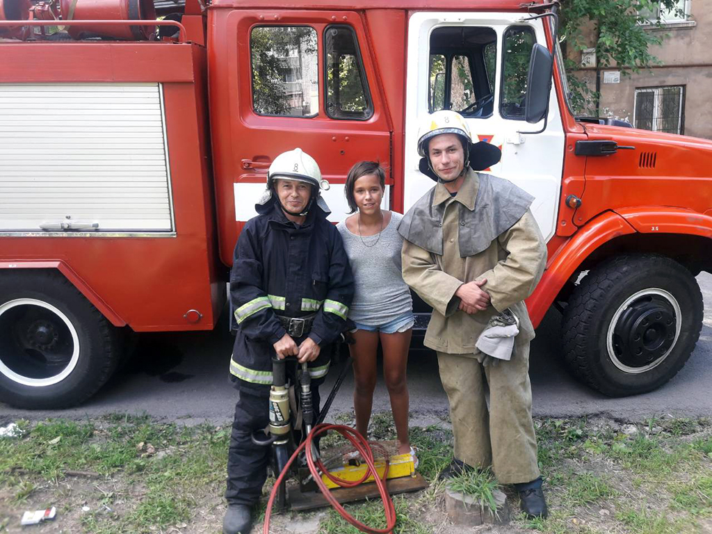  У Кам’янскому надзвичайники врятували дівчинку, яка застрягла в решітці