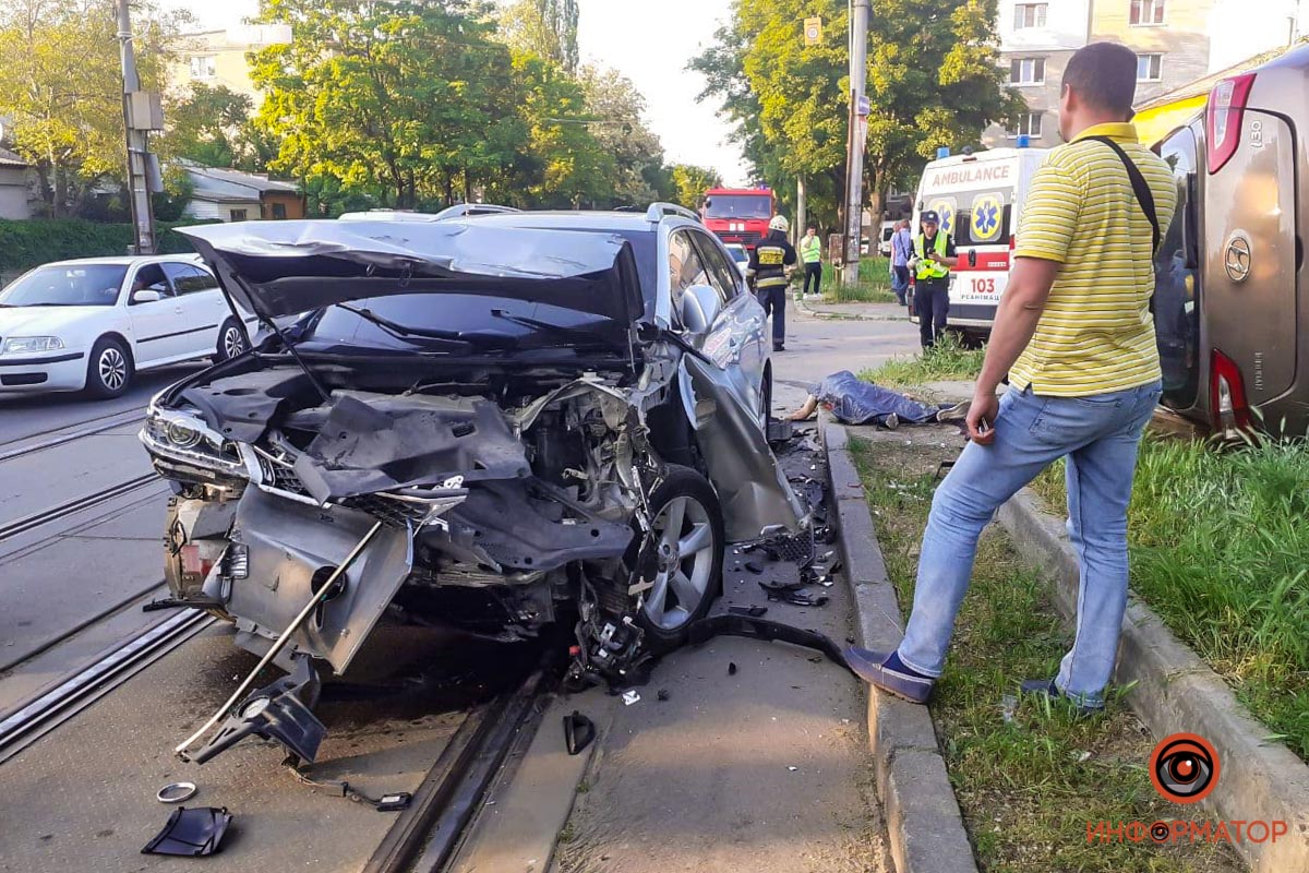      Hyundai   Lexus  :  