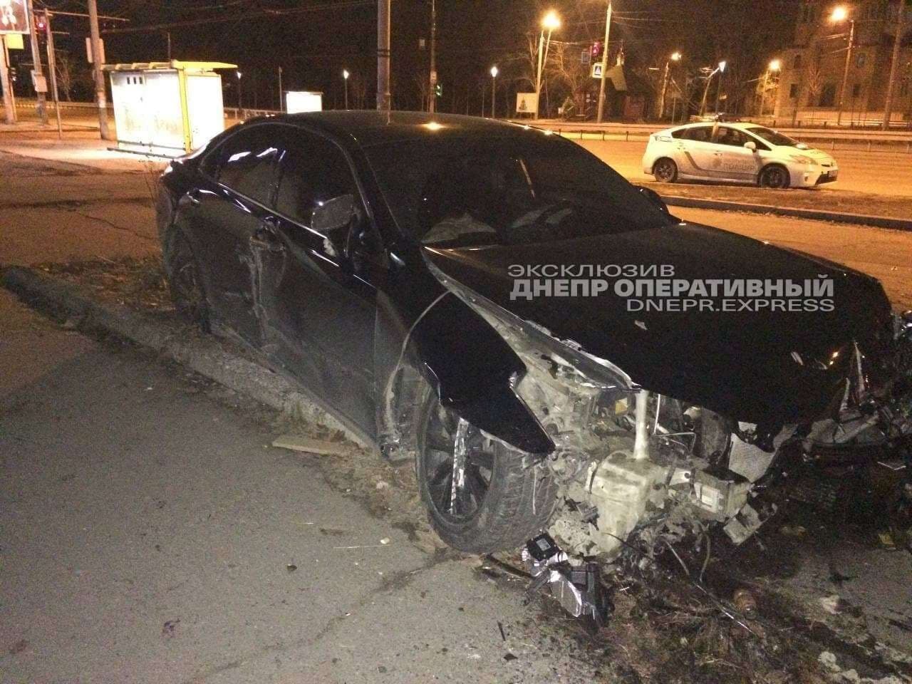         Lexus    :  