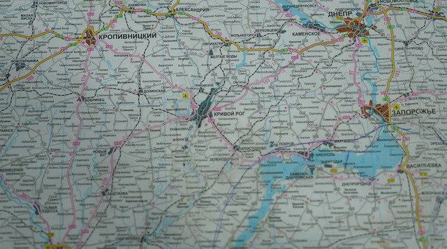 Карта Украины рядом с рабочим столом Вилкула. Военная карта лежит рядом свернутая, подальше от лишних глаз