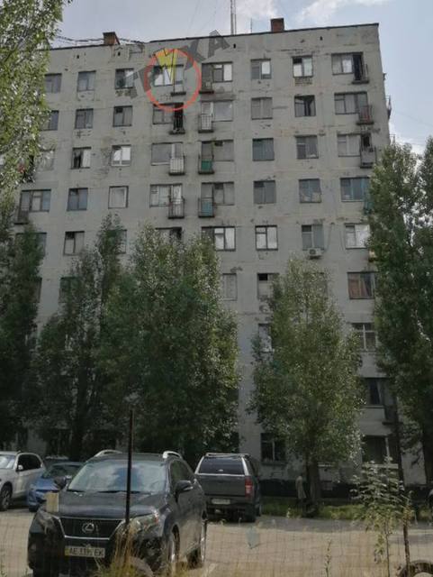 В сети показали фото самого балкона, с которого ночью упали два парня.<br><br>Жители дома рассказывают, что здание давно не ремонтировалось, а соседние балконы вообще сами развалились.