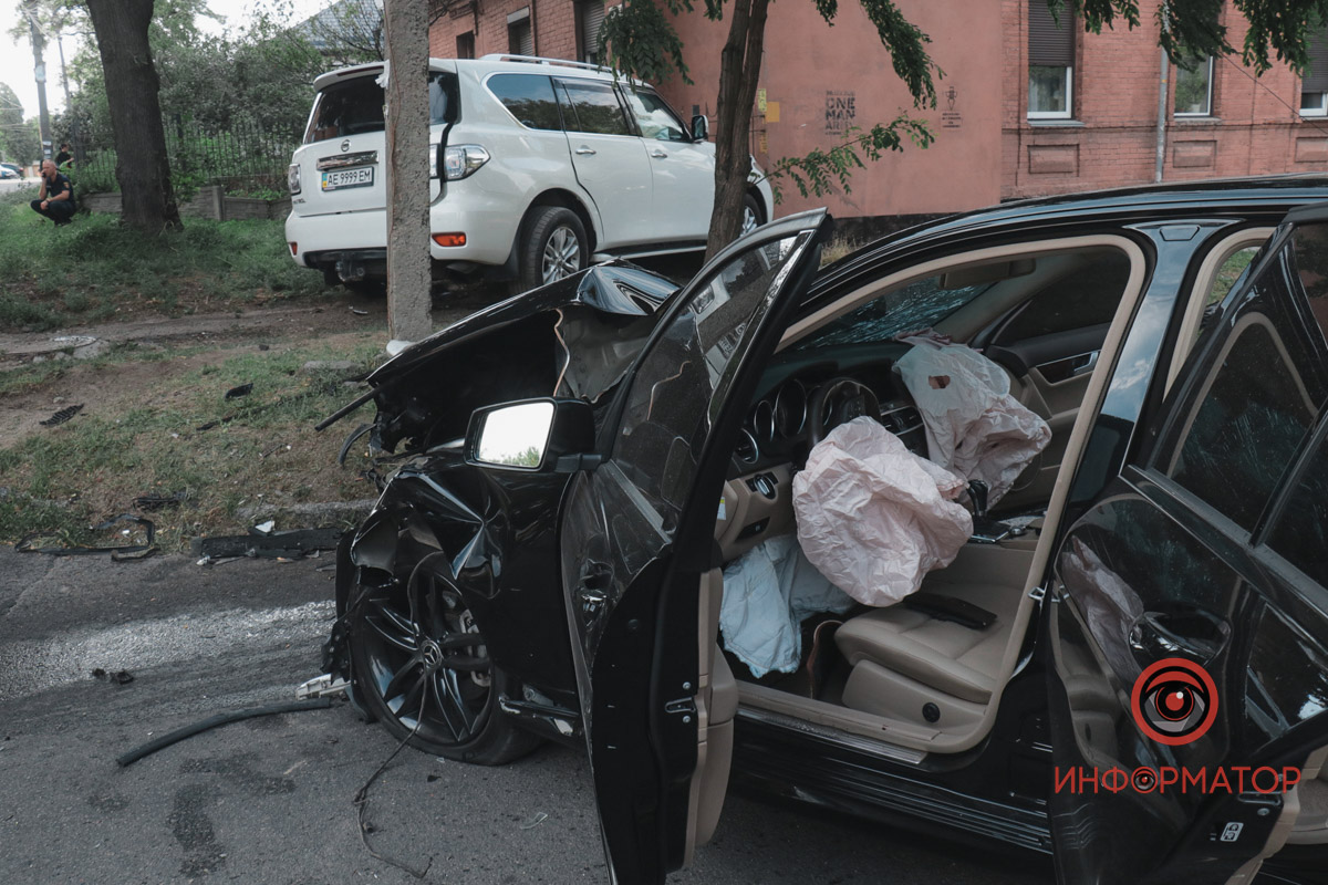     Mercedes  Nissan:  