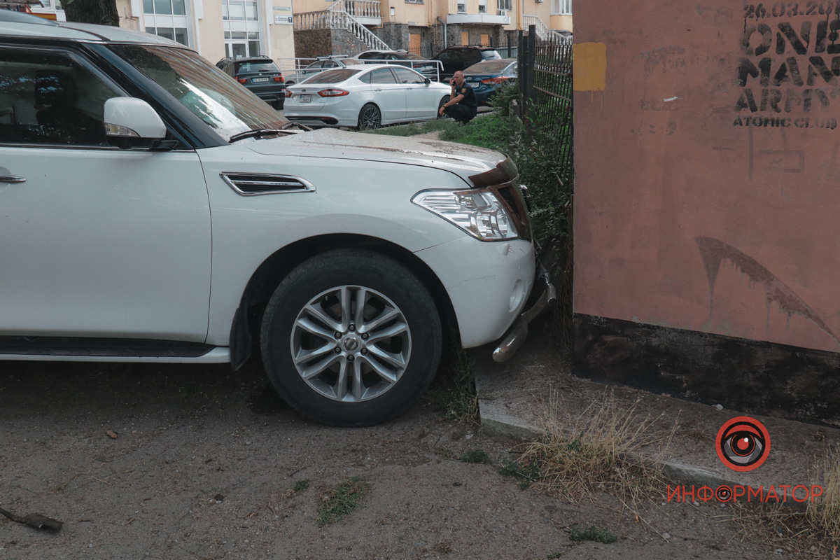     Mercedes  Nissan:  