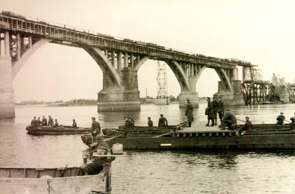 Міст у 1942 році Мерефо-Херсонському мосту – 90 років: 12 секретів його історії