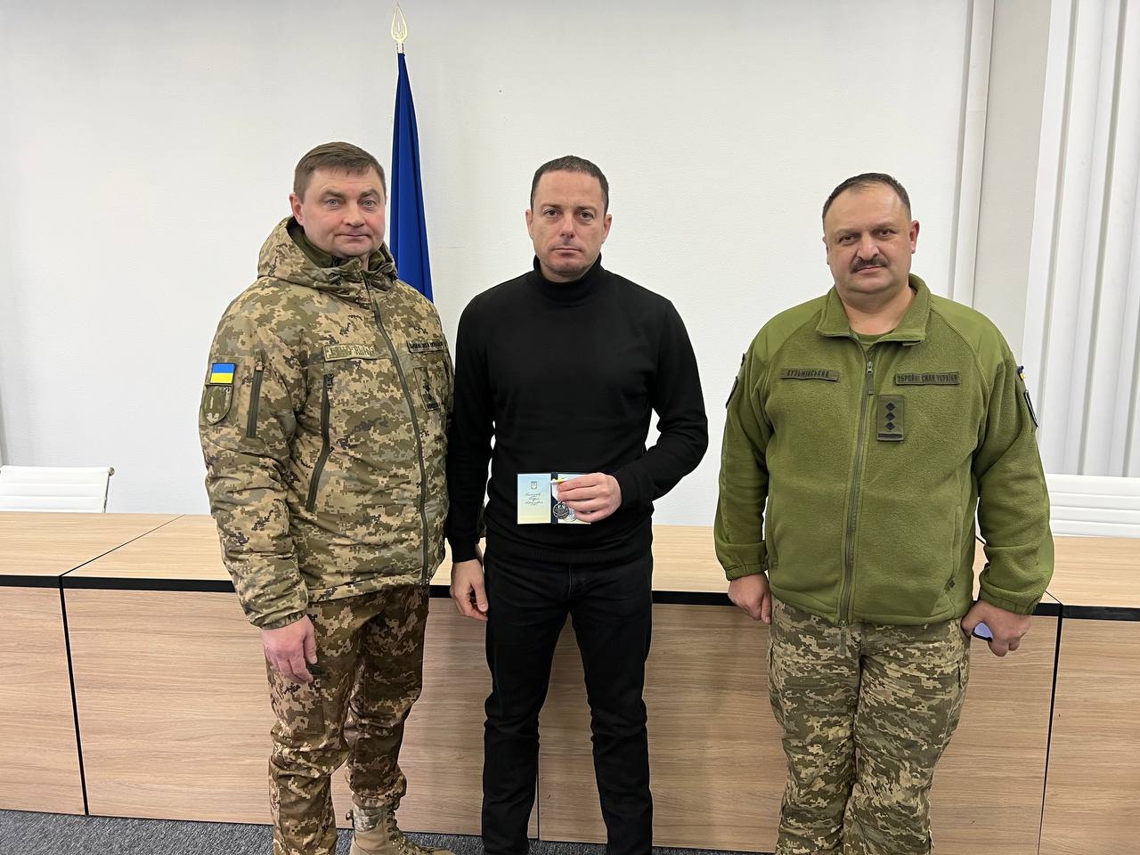 Мер Камянського отримав нагороду від головнокомандувача ЗСУ