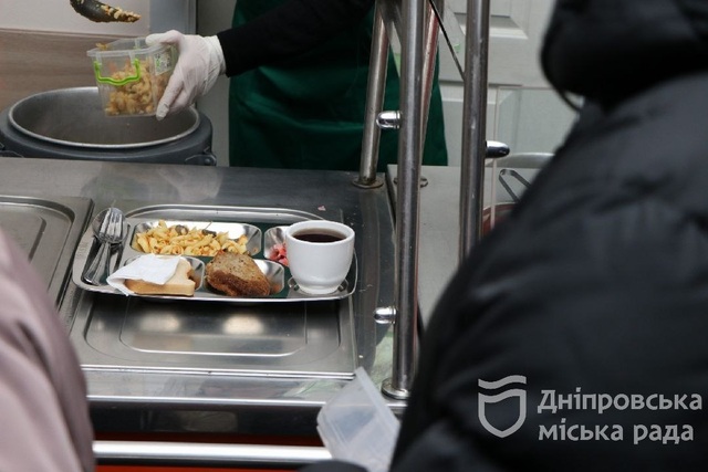 Біженців у Дніпрі годують смачними та поживними обідами