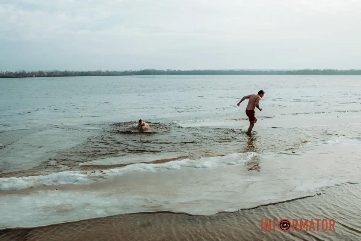  Хрещення 2023: як у Дніпрі пірнали у холодну воду на Монастирському острові