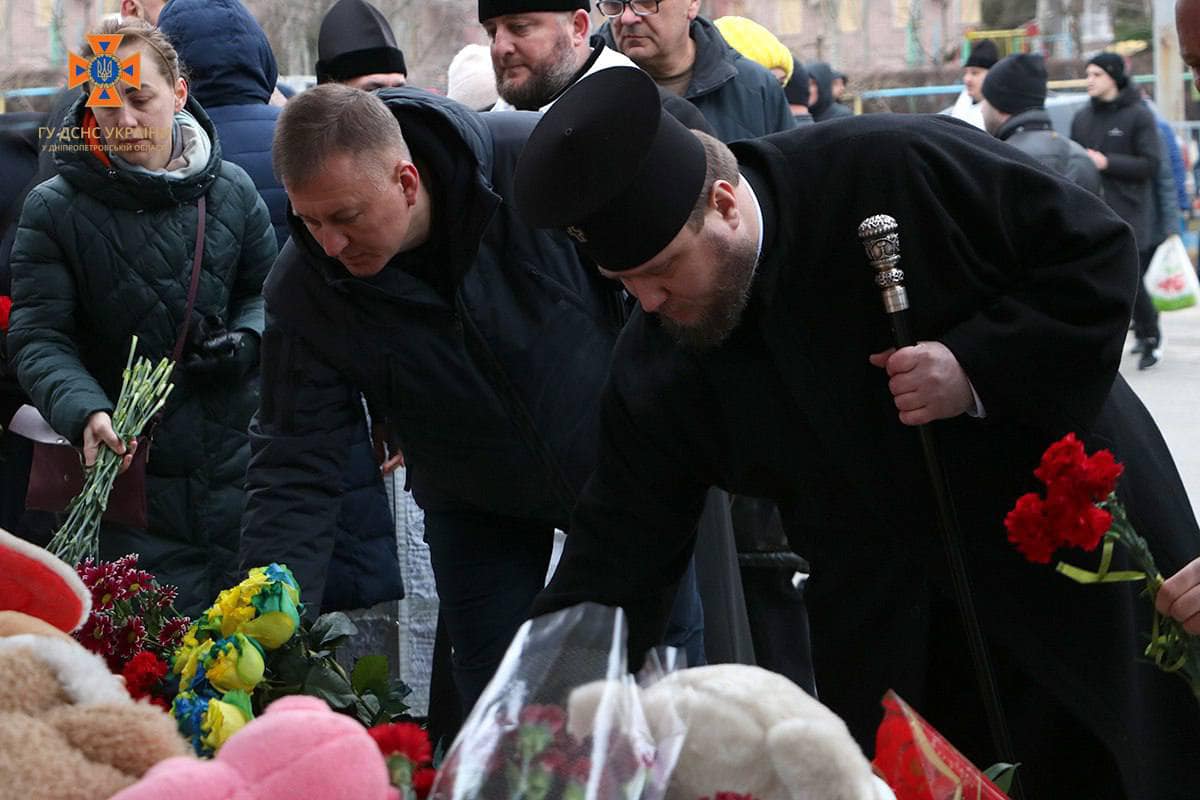  У Дніпрі відбулася панахида за загиблими внаслідок влучання російської ракети в житловий будинок
