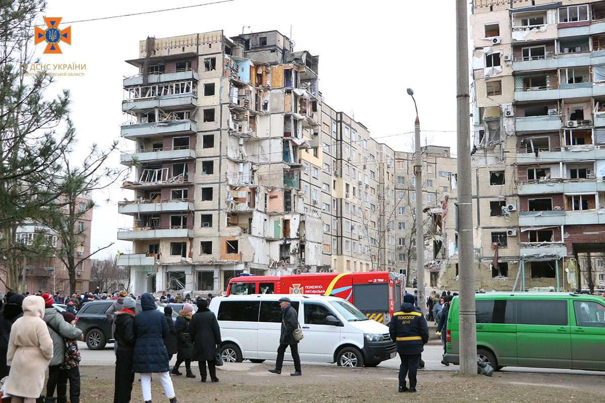  У Дніпрі відбулася панахида за загиблими внаслідок влучання російської ракети в житловий будинок