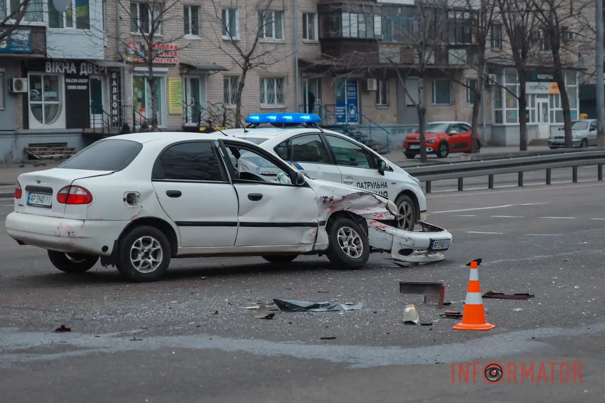 У Дніпрі на Слобожанському проспекті зіштовхнулися Opel та Daewoo: є постраждалий (з'явилося відео моменту)