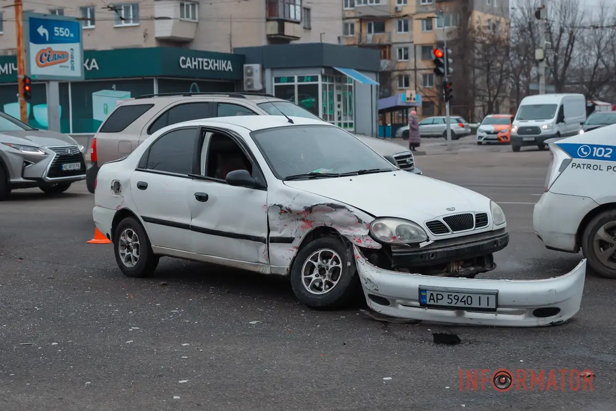  У Дніпрі на Слобожанському проспекті зіштовхнулися Opel та Daewoo: є постраждалий (з'явилося відео моменту)