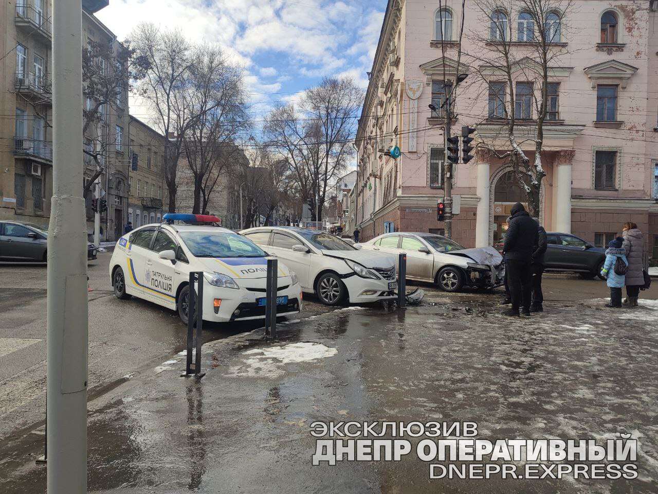     ѳ   Hyundai  Honda