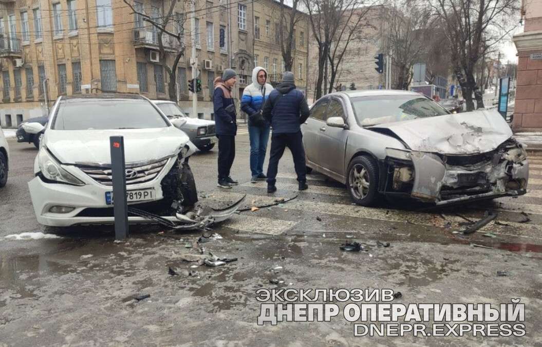     ѳ   Hyundai  Honda