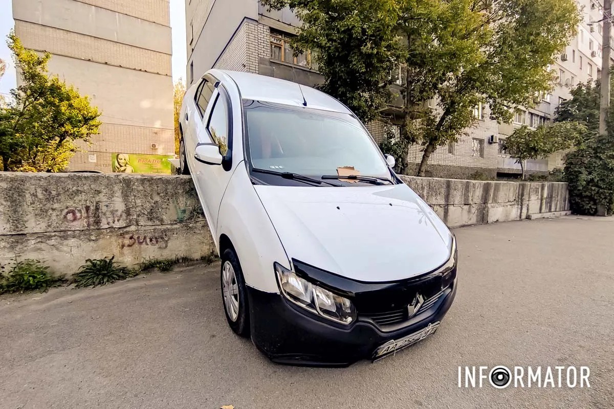      :     Renault   