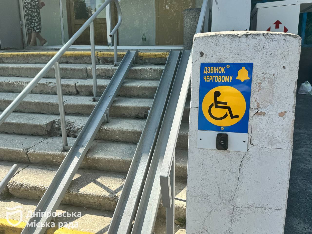    䳿  :      