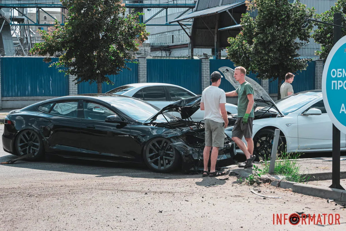     ѳ   Volkswagen  Tesla