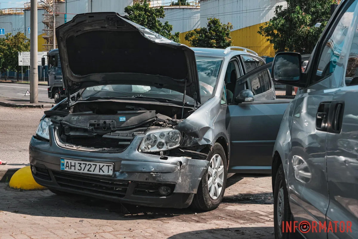     ѳ   Volkswagen  Tesla