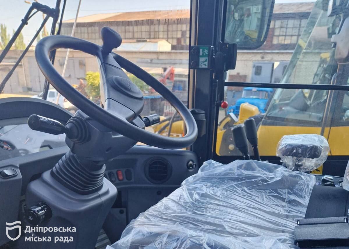      :        Komatsu