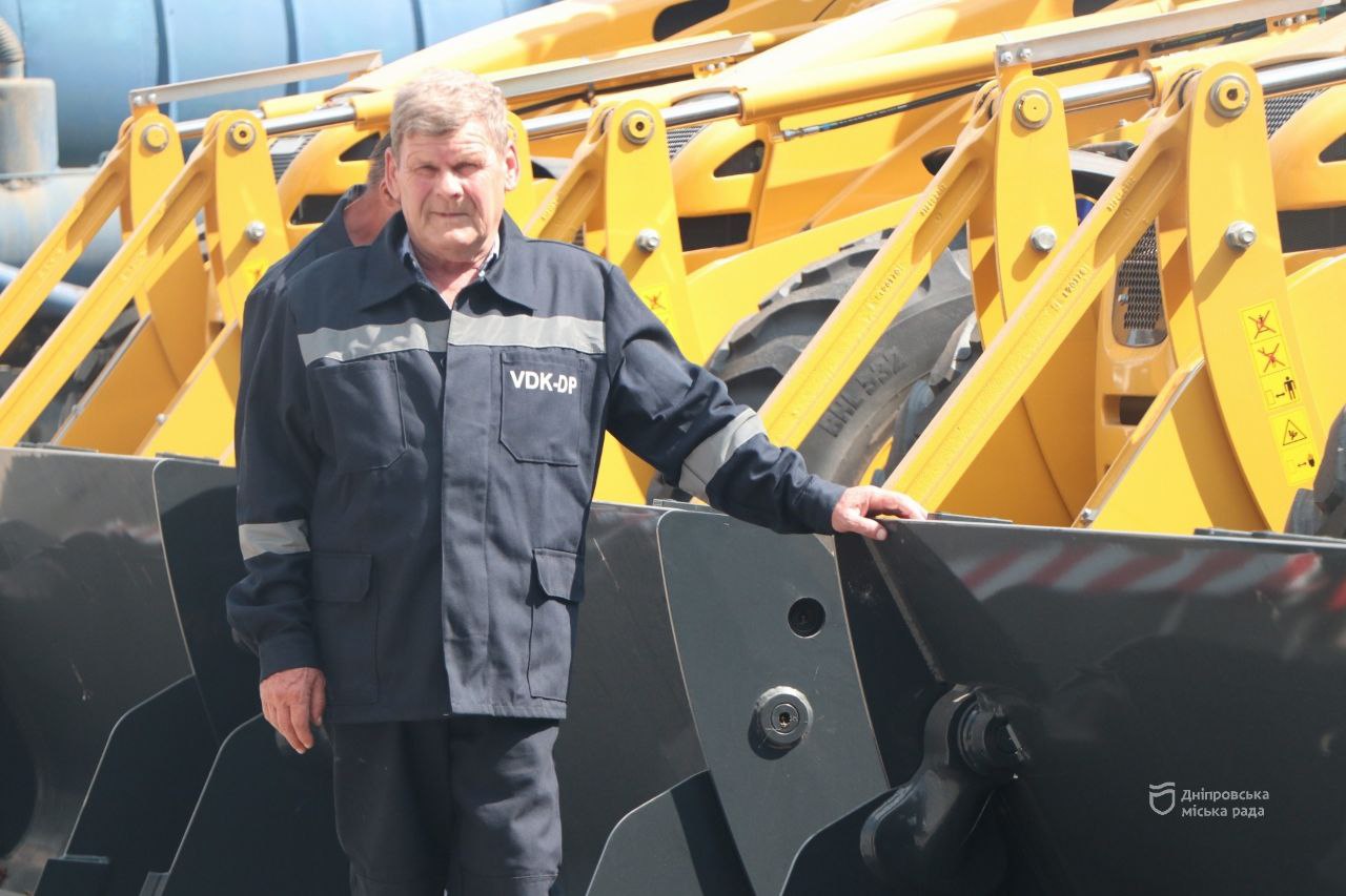  ʼ  Komatsu    .        