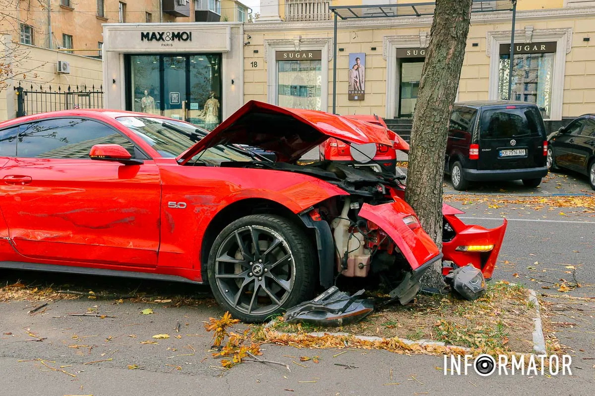      Ford Mustang GT  Renault    