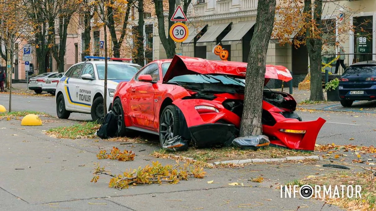      Ford Mustang GT  Renault    
