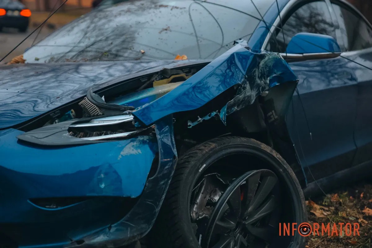    ѳ    : Tesla  ,  Volvo -  