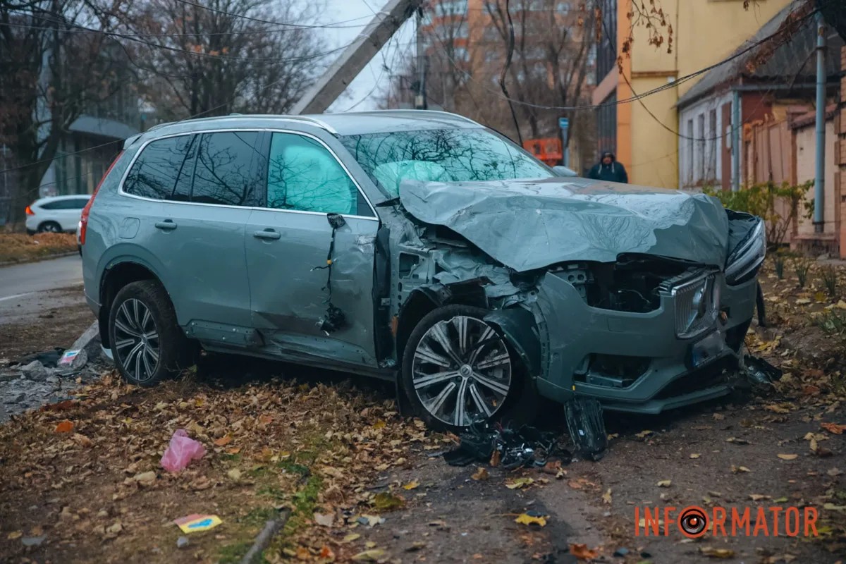     ѳ    : Tesla  ,  Volvo -  