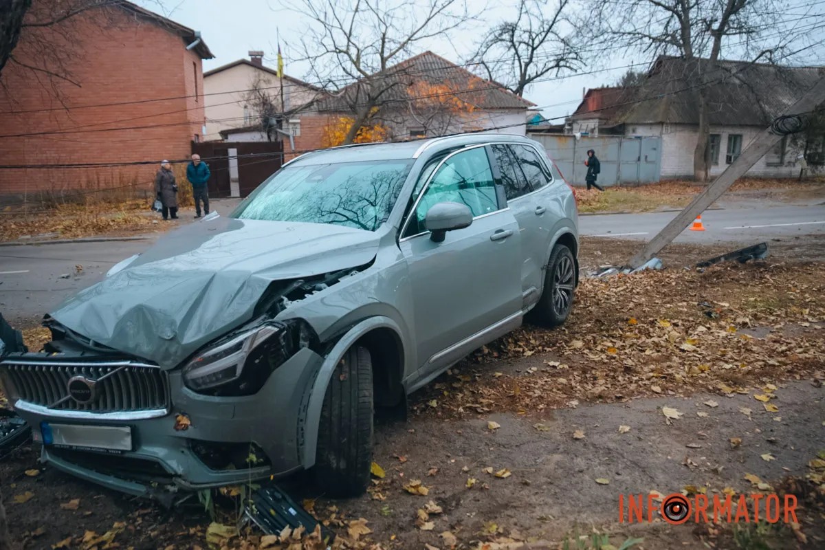    ѳ    : Tesla  ,  Volvo -  