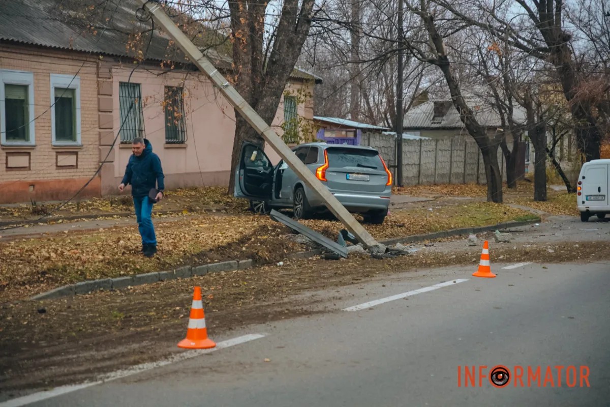     ѳ    : Tesla  ,  Volvo -  