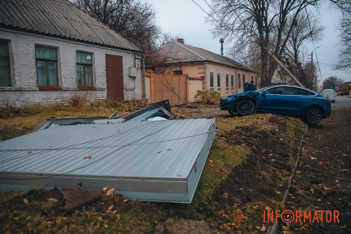     ѳ    : Tesla  ,  Volvo -  