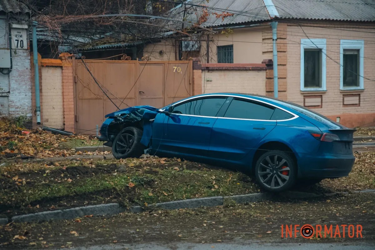     ѳ    : Tesla  ,  Volvo -  