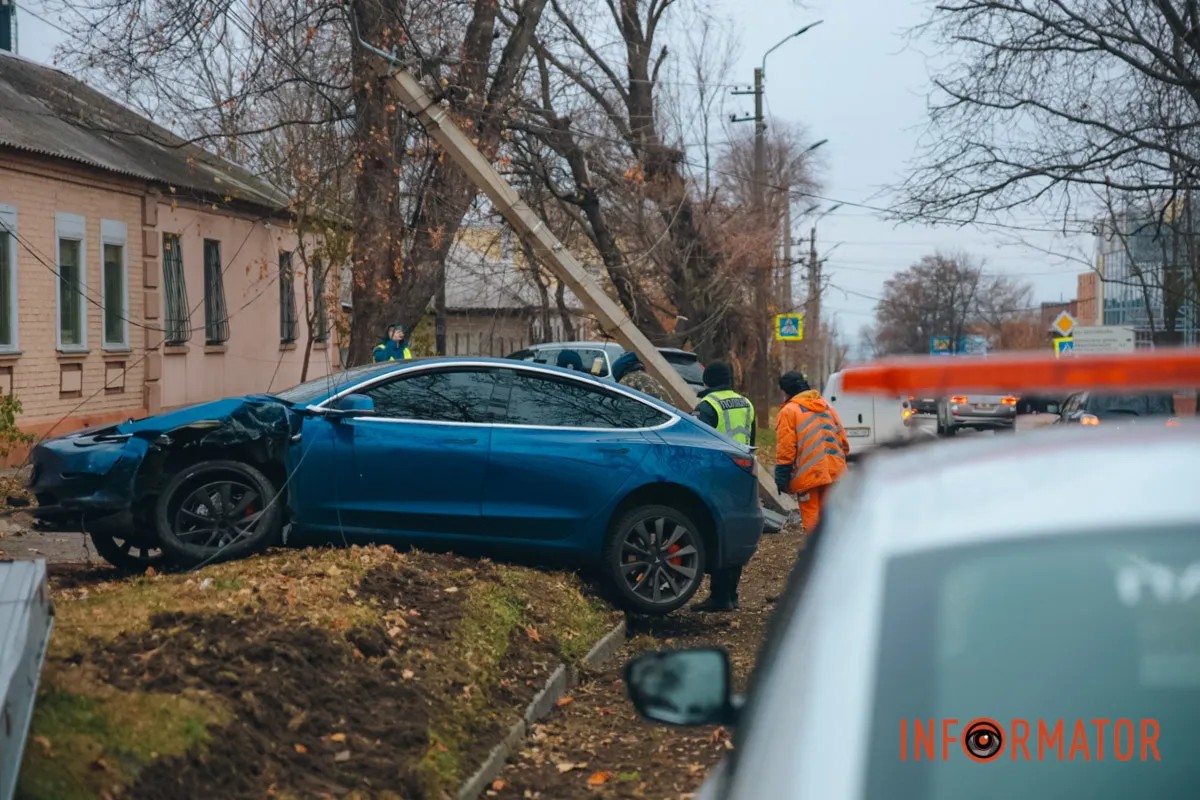     ѳ    : Tesla  ,  Volvo -  