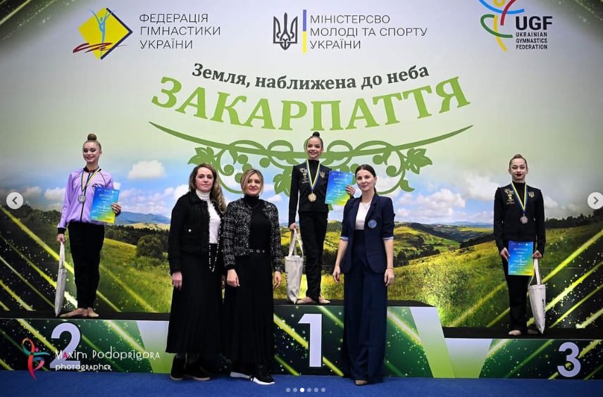  ó         