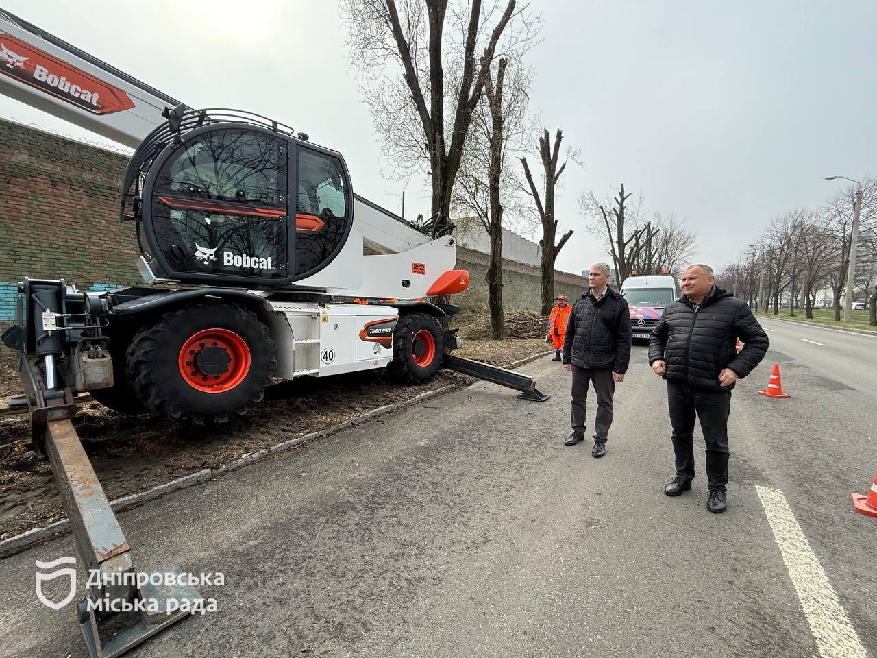       ,      Bobcat TR60    