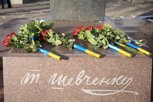 В Днепре возложили цветы к памятнику молодому Тарасу Шевченко по случаю Дня Соборности Украины