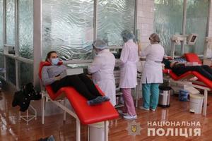 Силовики Днепропетровщины сдали кровь для пострадавших нацгвардейцев