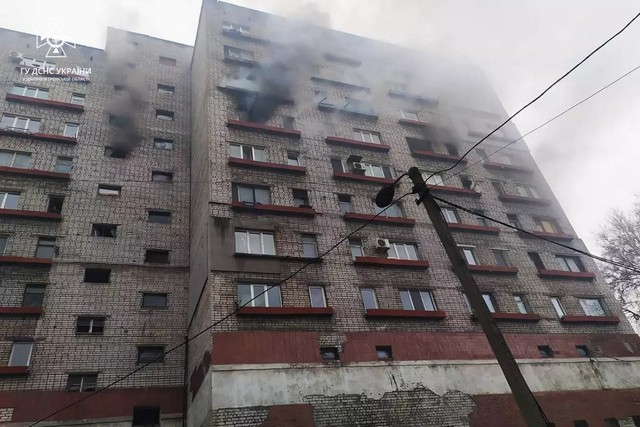 В Каменском 4 отделения спасателей тушили пожар в многоэтажке