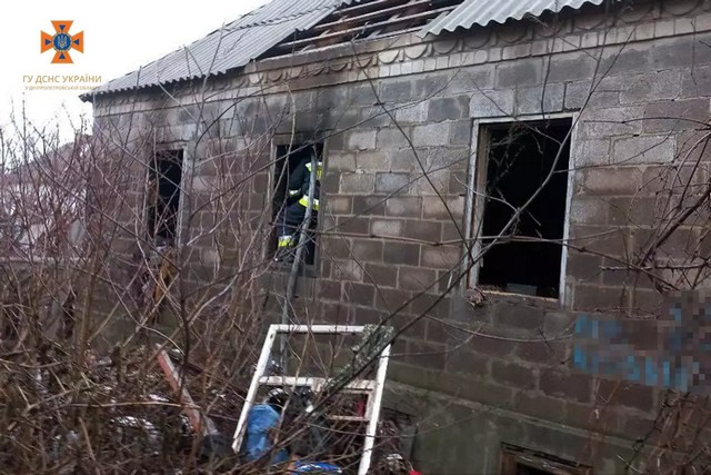 В Днепре спасатели ликвидировали пожар в заброшке во Львовском переулке